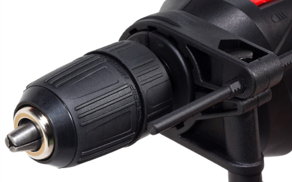 Wiertarka udarowa NAC IDE80-B-PT zbliżenie na uchwyt wiertarski szeroki zakres mocowania uchwytu 1,5–13 mm bezkluczykowy uchwyt szybkie i wygodne mocowanie wierteł bez użycia dodatkowych narzędzi wiercenie w drewnie z maksymalną średnicą do 25 mm w stali do 13 mm w betonie do 13 mm