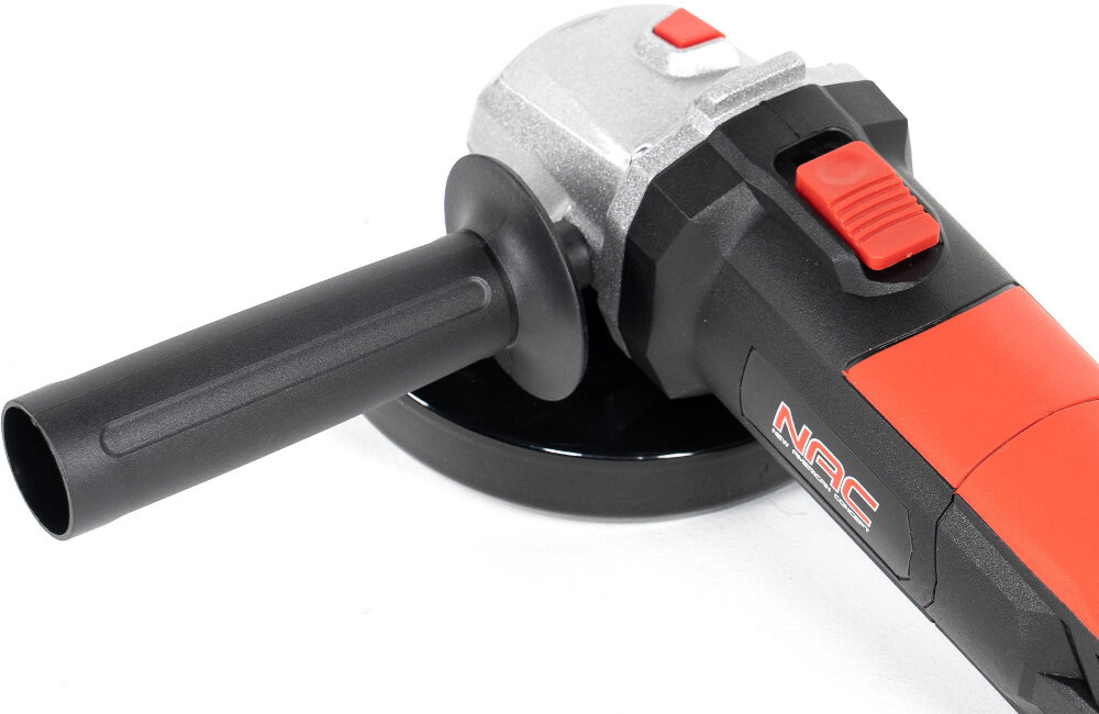Szlifierka kątowa NAC AG-125-80-GN widok z góry zbliżenie na rękojeść boczną waga 2,15 kg ergonomiczny uchwyt z powłoką antypoślizgową uchwyt boczny szybka i bezpieczna obsługa