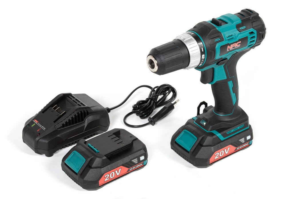 Wiertarko-wkrętarka NAC CDB2-40-S-LI-20V widok na narzedzie pod skosem akumulator Li-Ion z serii NAC 20 V w zestawie dwa akumulatory pojemnosc 2,0 Ah kazdy ladowarka technologia litowo-jonowa swobodna praca