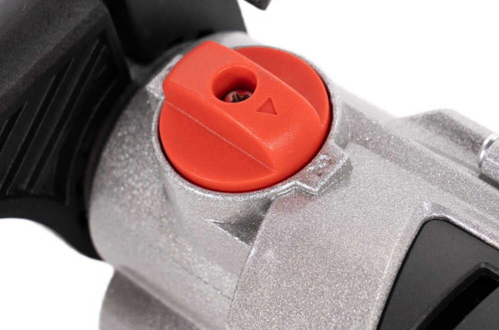 Wiertarka udarowa NAC ID-1200-2-GN Wiertarka NAC ID-1200-2-GN zbliżenie na pokrętło do zmiany biegu sprzęt dwubiegowy pierwszy bieg (0–1100 obr./min) przy pracy w stali gęstym drewnie podczas wiercenia większymi wiertłami drugi bieg (0–3000 obr./min) do wiercenia w miękkim drewnie tworzywach sztucznych cienkich blachach