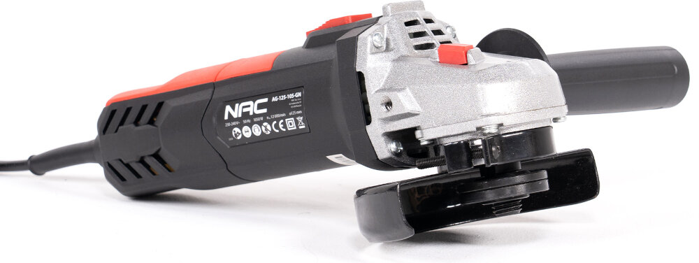 Szlifierka kątowa NAC AG-125-105-GN szlifierka na białym tle widoczna od przodu do prac remontowych i wykończeniowych do cięcia szlifowania do oczyszczania powierzchni do użytku w przydomowym warsztacie i podczas prac instalacyjnych czy ogólnobudowlanych