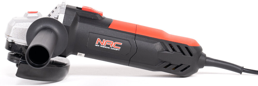 Szlifierka kątowa NAC AG-125-105-GN szlifierka na białym tle widoczna z boku elektryczny silnik szczotkowy o mocy 1050 W prędkość do 12000 obrotów na minutę skuteczna i płynna obróbka różnych materiałów przewód o długości 2 metrów duża swoboda ruchu