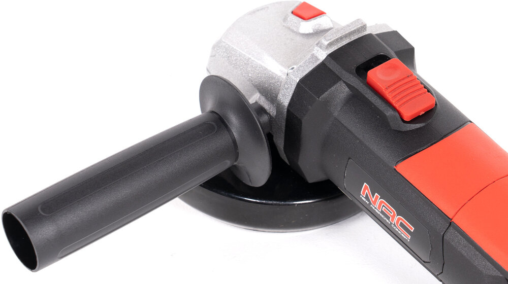Szlifierka kątowa NAC AG-125-105-GN widok z góry zbliżenie na rękojeść boczną waga 2,25 kg ergonomiczny uchwyt z powłoką antypoślizgową uchwyt boczny szybka i bezpieczna obsługa