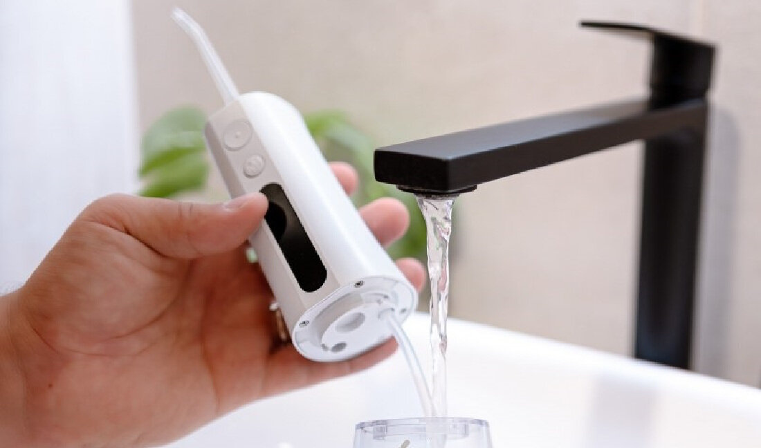 Irygator TRUELIFE AquaFloss Compact L100 Łatwe napełnianie i czyszczenie zbiornik pojemność uczucie świeżości