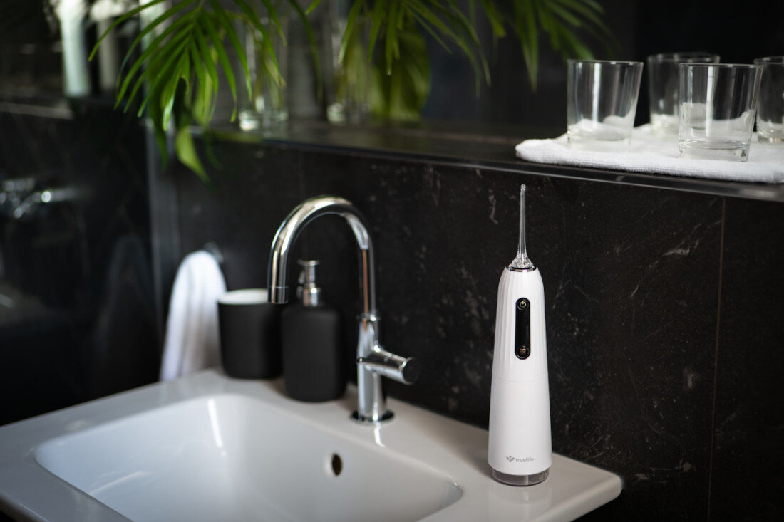 Irygator TRUELIFE AquaFloss Compact C200 Biały wygląd design tło prezentacja wizualizacja Pielęgnacja jamy ustnej