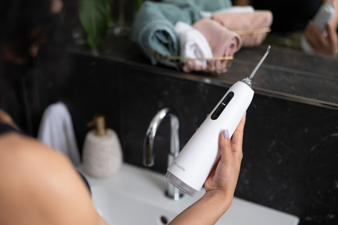 Irygator TRUELIFE AquaFloss Compact C200 Biały Technologia wspierająca dziąsła Funkcja PulseTrue® fale pulsacyjne regeneracja higiena ochrona wsparcie Tryb DIY ciśnienie zakres dopasowanie intensywność czyszczenie komfort użytkowania