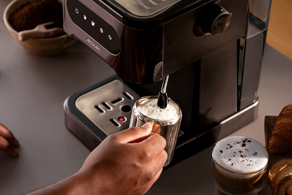 Ekspres CECOTEC Power Espresso 20 ColdBrew Mleko i napary bez wysiłku Regulowana dysza parowa spienianie mleka podgrzewanie płynów przygotowanie gorącej wody Zabezpieczenie wpływa na komfort użytkowania