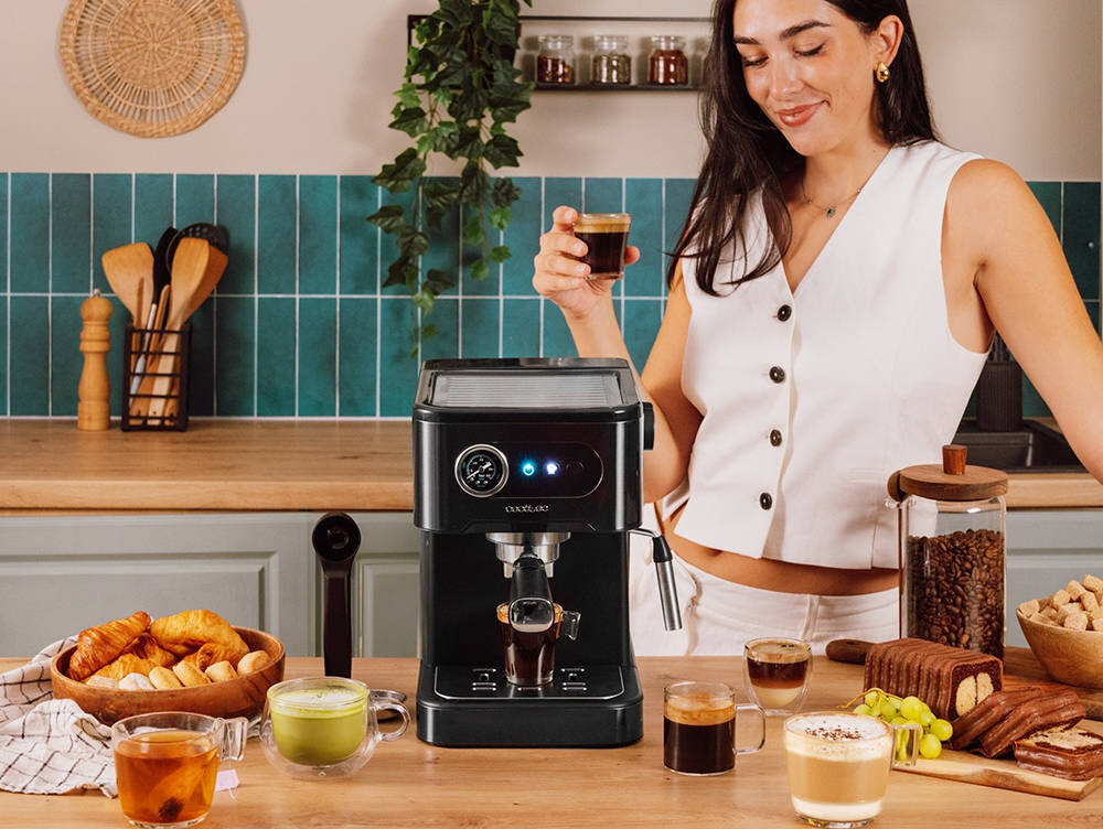 Ekspres CECOTEC Power Espresso 20 Pro wygląd design tło prezentacja wizualizacja Kawa zawsze, gdy potrzebujesz
