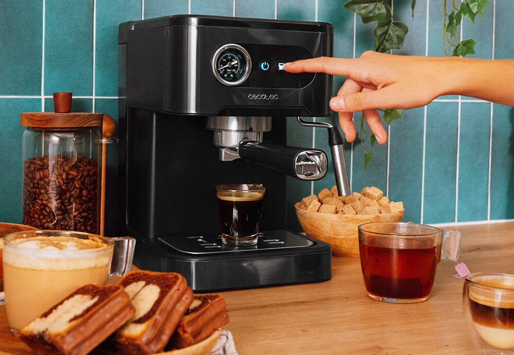 Ekspres CECOTEC Power Espresso 20 Pro Intuicyjne sterowanie dotykowe Wystarczy kilka dotknięć dopasowanie ekran z przyciskami preferencje
