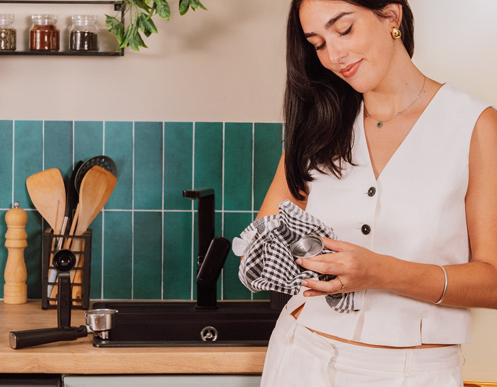 Ekspres CECOTEC Power Espresso 20 Pro Proste czyszczenie i higiena Odłączana tacka ociekowa  Szybkie opróżnianie i mycie elementów przez długi czas