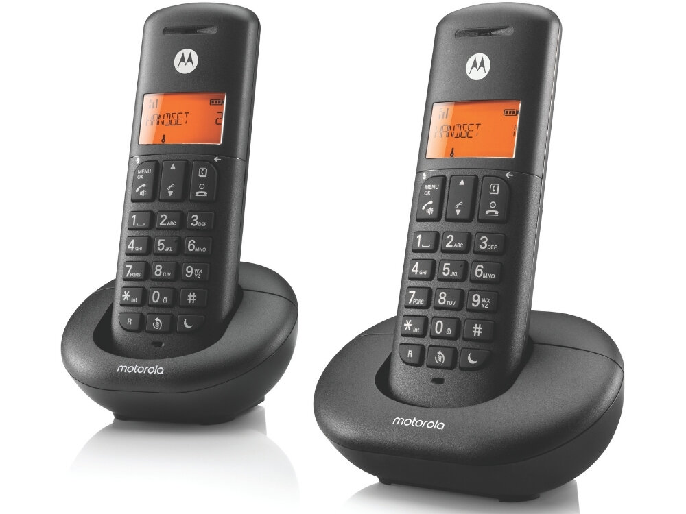 Dwa czarne telefony bezprzewodowe z pomarańczowymi wyświetlaczami, umieszczone na stacjach dokujących. Na wyświetlaczach widoczny jest tekst: \'HANDSET 1\' i \'HANDSET 2\'.