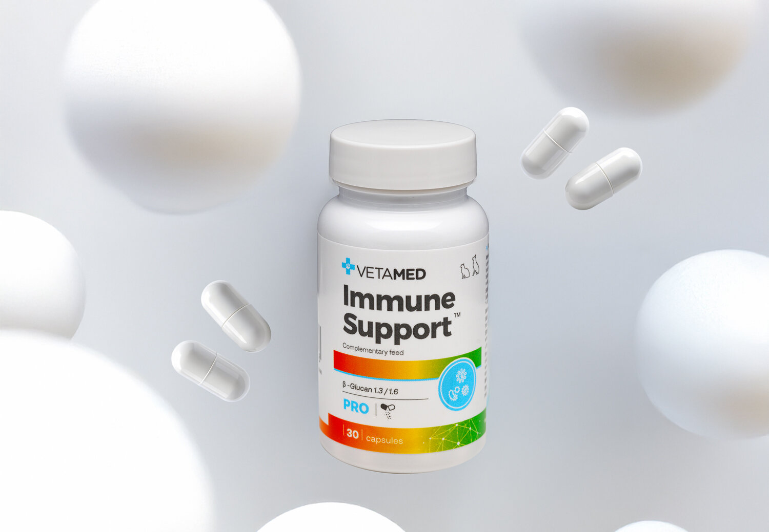 Suplement dla psa i kota VETAMED Immune Support (30 kapsułek na Odporność) opakowanie i kapsułki na jasnym tle