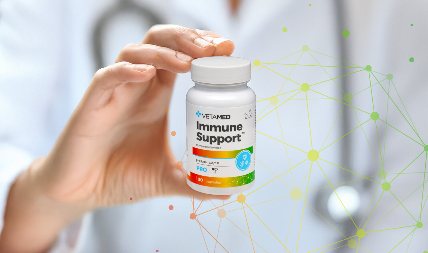 Suplement dla psa i kota VETAMED Immune Support (30 kapsułek na Odporność) opakowanie trzymanie w dłoni przez osobę w kitlu