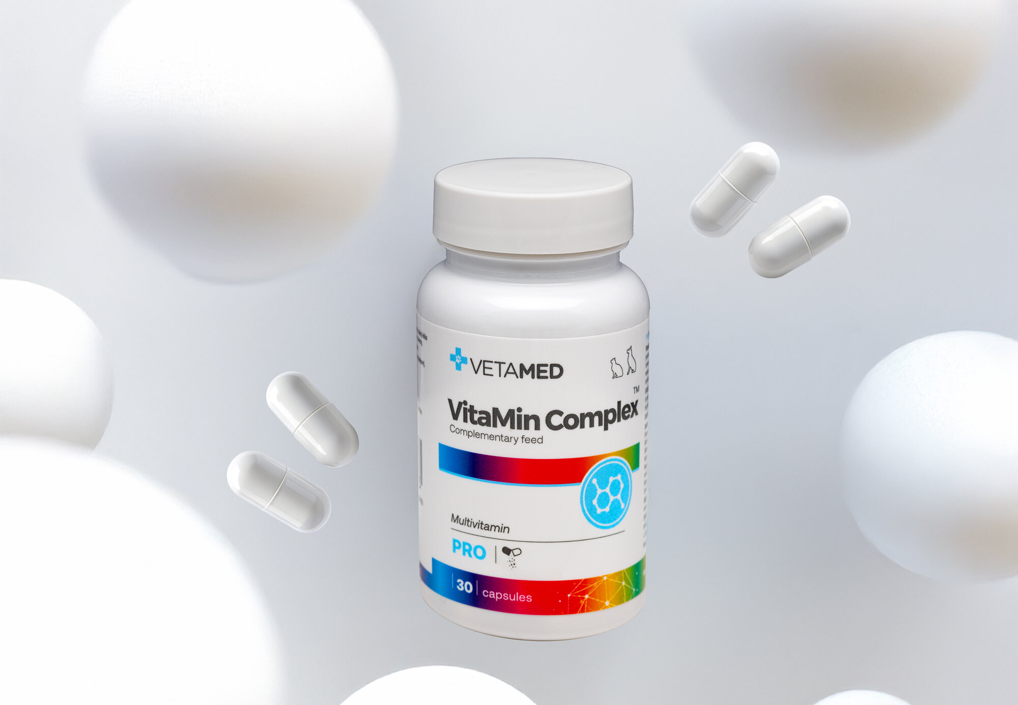 Suplement dla psa i kota VETAMED VitaMin Complex (30 kapsułek) opakowanie i kapsułki na jasnym tle