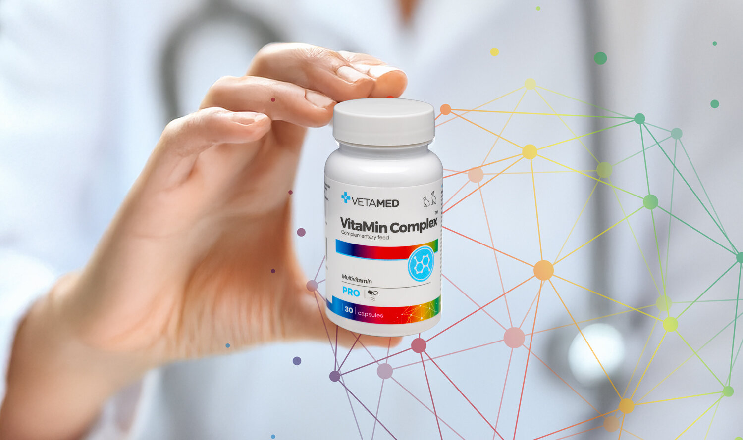 Suplement dla psa i kota VETAMED VitaMin Complex (30 kapsułek) opakowanie trzymanie w dłoni przez osobę w kitlu