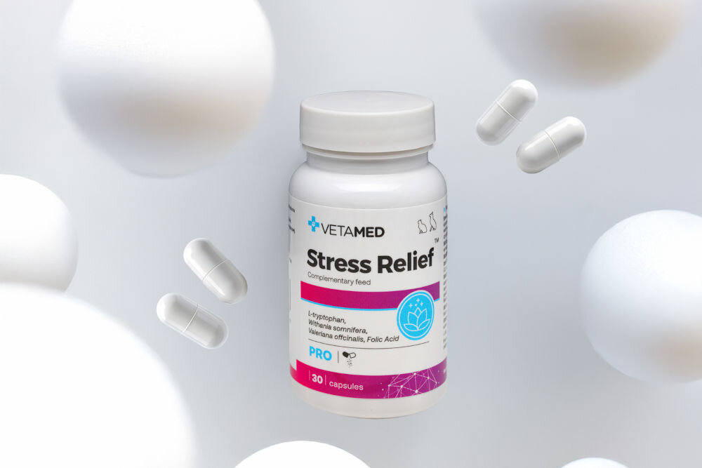 Suplement dla psa i kota VETAMED Stress Relief (30 kapsułek) opakowanie i kapsułki na jasnym tle