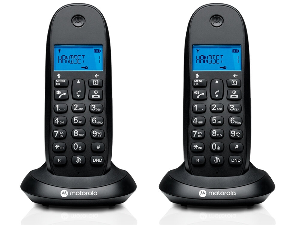 Dwa czarne telefony bezprzewodowe z niebieskimi wyświetlaczami, na których widnieje tekst \'HANDSET 1\'. Na podstawach telefonów znajduje się logo \'motorola\'.