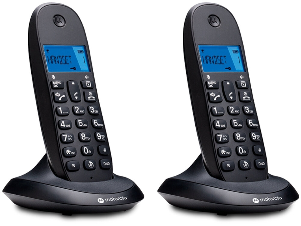 Dwa czarne telefony bezprzewodowe z wyświetlaczami LCD, na których widoczny jest napis \'HANDSET 1\'. Na podstawach telefonów znajduje się logo \'motorola\'.