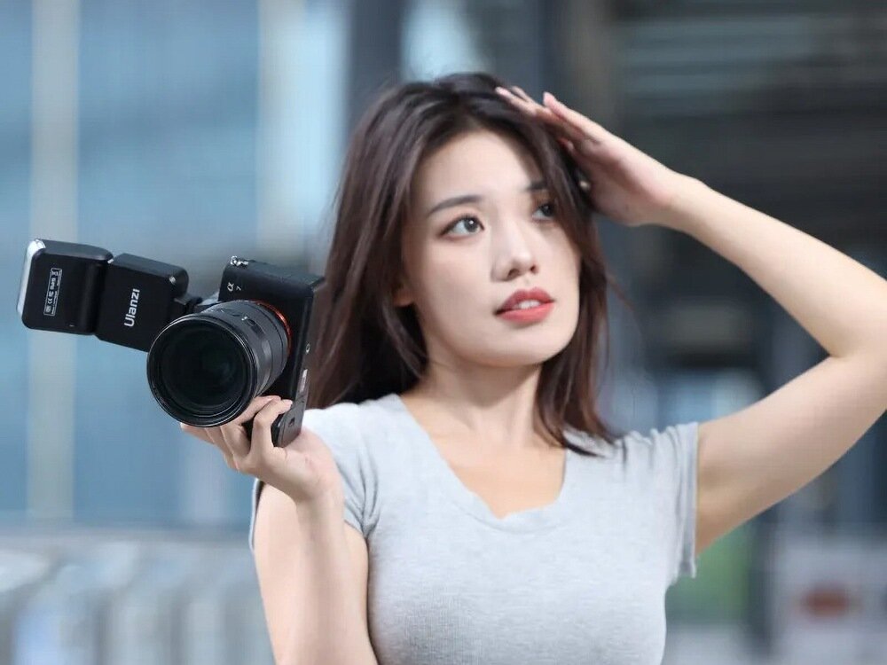 Lampa błyskowa Ulanzi F32 zamontowana na aparacie