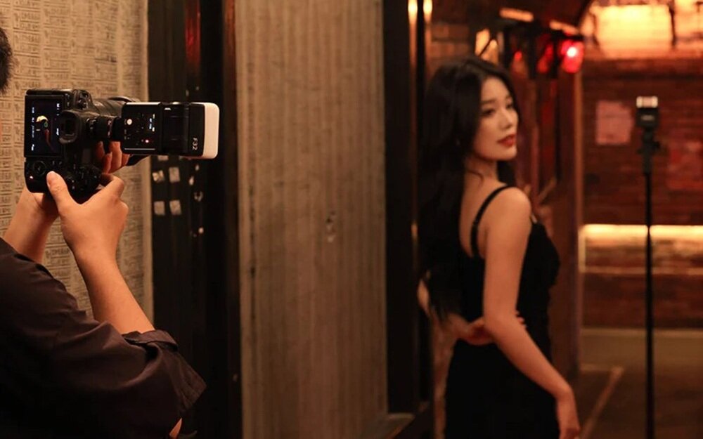 Lampa błyskowa Ulanzi F32 używana podczas robienia zdjęcia