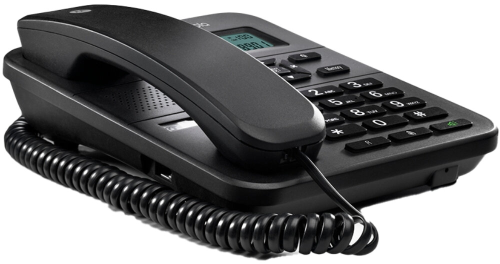 Czarny telefon stacjonarny z wyświetlaczem i klawiaturą numeryczną. Słuchawka jest położona na bazie, a kabel spiralny jest widoczny z przodu.