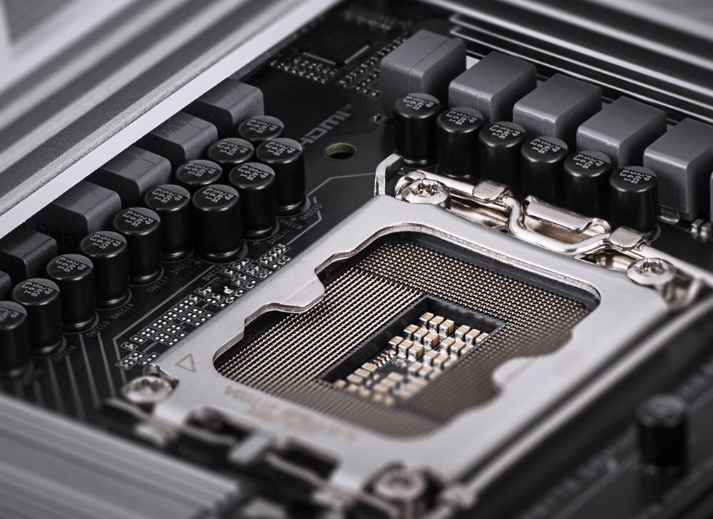 Płyta główna GIGABYTE Z890M Gaming X Zbliżenie na otwarte gniazdo procesora typu LGA z widocznymi pinami oraz otaczającą je sekcją zasilania