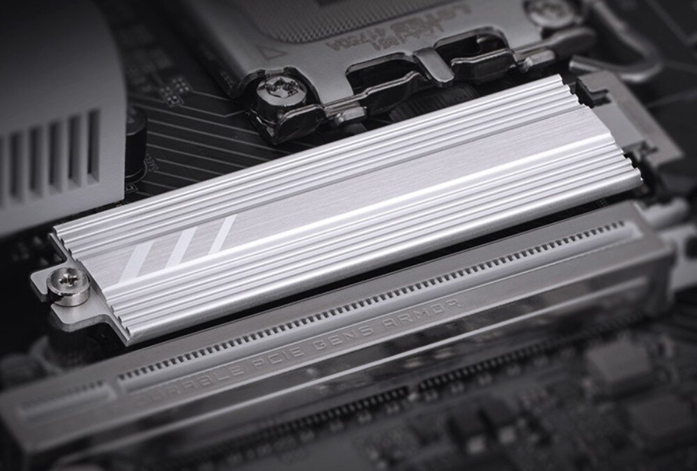 Płyta główna GIGABYTE Z890M Gaming X Srebrny radiator termiczny dysku M.2 z poprzecznymi nacięciami zamontowany na płycie drukowanej