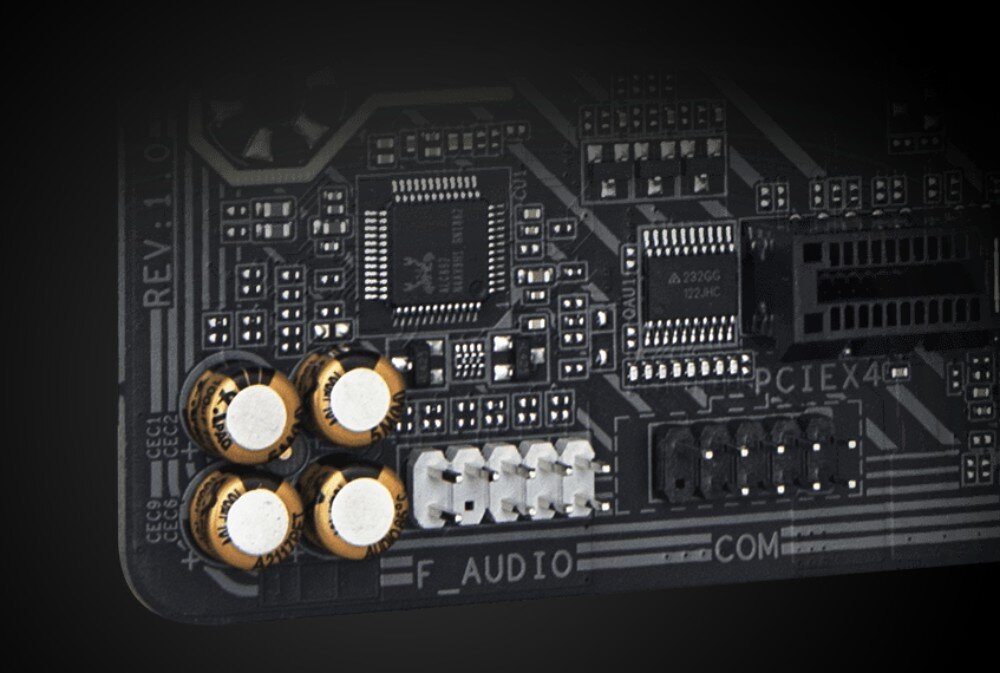 Płyta główna GIGABYTE Z890M Gaming X Zbliżenie na sekcję audio na czarnym laminacie z widocznymi czterema złotymi kondensatorami i układem scalonym