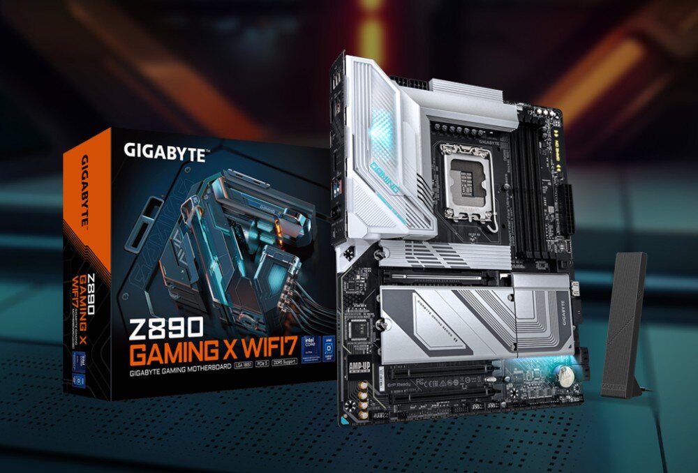 Płyta główna GIGABYTE Z890 Gaming X WiFi7 Na pierwszym obrazie widać płytę główną w srebrno-czarnych barwach z aluminiowymi radiatorami obok stojącego pudełka z jej grafiką oraz anteną bezprzewodową na tle rozmytego wnętrza w ciemnych kolorach, opis