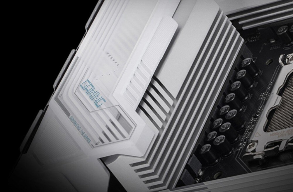 Płyta główna GIGABYTE Z890 Gaming X WiFi7 Fragment płyty głównej przedstawiający aluminiowy radiator z podświetlanym napisem i charakterystycznym żebrowaniem chłodzącym, chłodzenie, radiatory