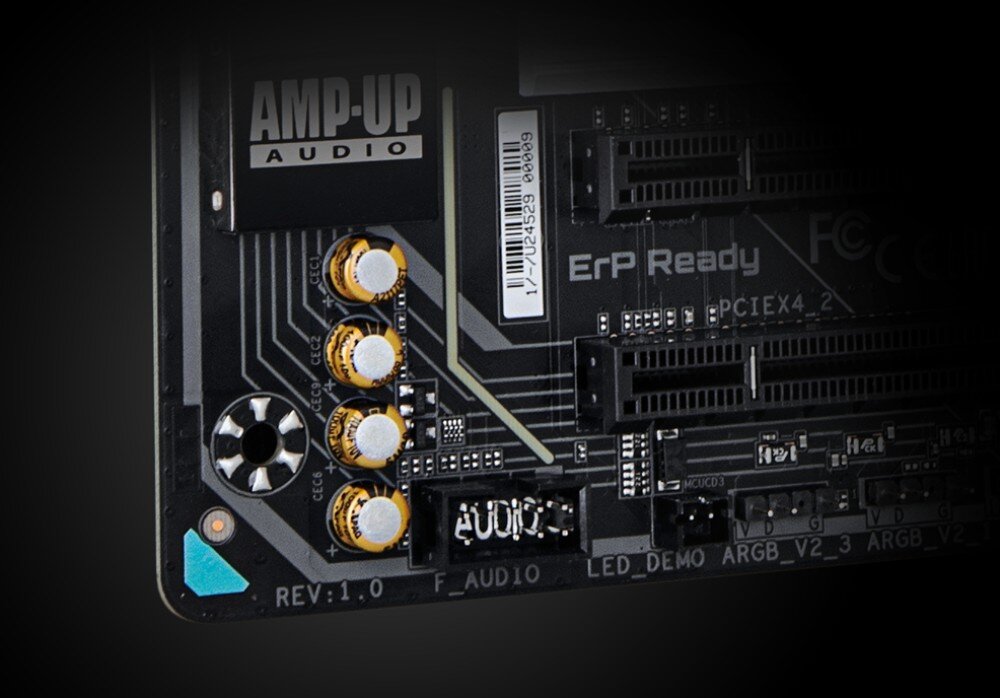 Płyta główna GIGABYTE Z890 Gaming X WiFi7 Fragment płyty głównej z widocznym napisem 'AMP-UP AUDIO' oraz czterema złotymi kondensatorami sekcji dźwiękowej na czarnym tle, audio, dźwięk