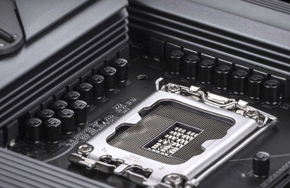 Płyta główna GIGABYTE Z890 Eagle WiFi7 Zbliżenie na gniazdo procesora z metalowym mocowaniem otoczonym rzędami kondensatorów i elementów sekcji zasilania, sekcja zasilania, procesory, kompatybilność