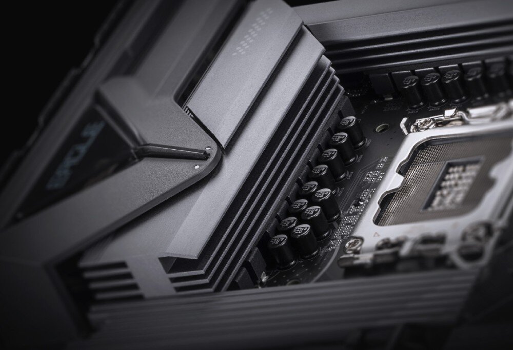 Płyta główna GIGABYTE Z890 Eagle WiFi7 Fragment płyty głównej z widocznym masywnym radiatorem nad sekcją VRM z napisem 'Eagle' oraz detalami aluminiowych żebrowań, chłodzenie, radiatory