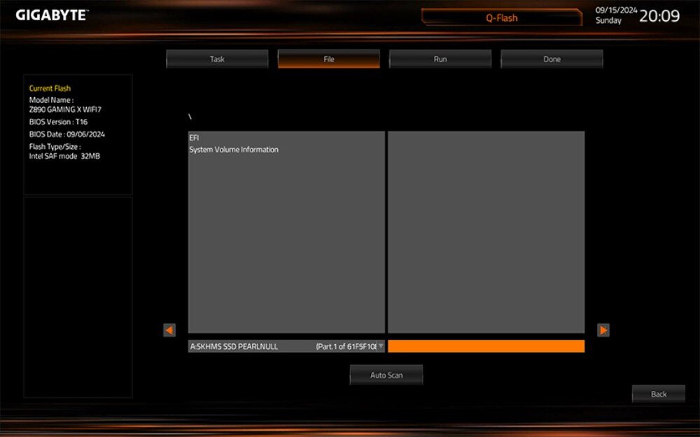 Płyta główna GIGABYTE Z890 Eagle WiFi7 Zrzut ekranu z interfejsu narzędzia 'Q-Flash' z widocznymi folderami i paskiem postępu aktualizacji BIOS, montaż, mechanizmy