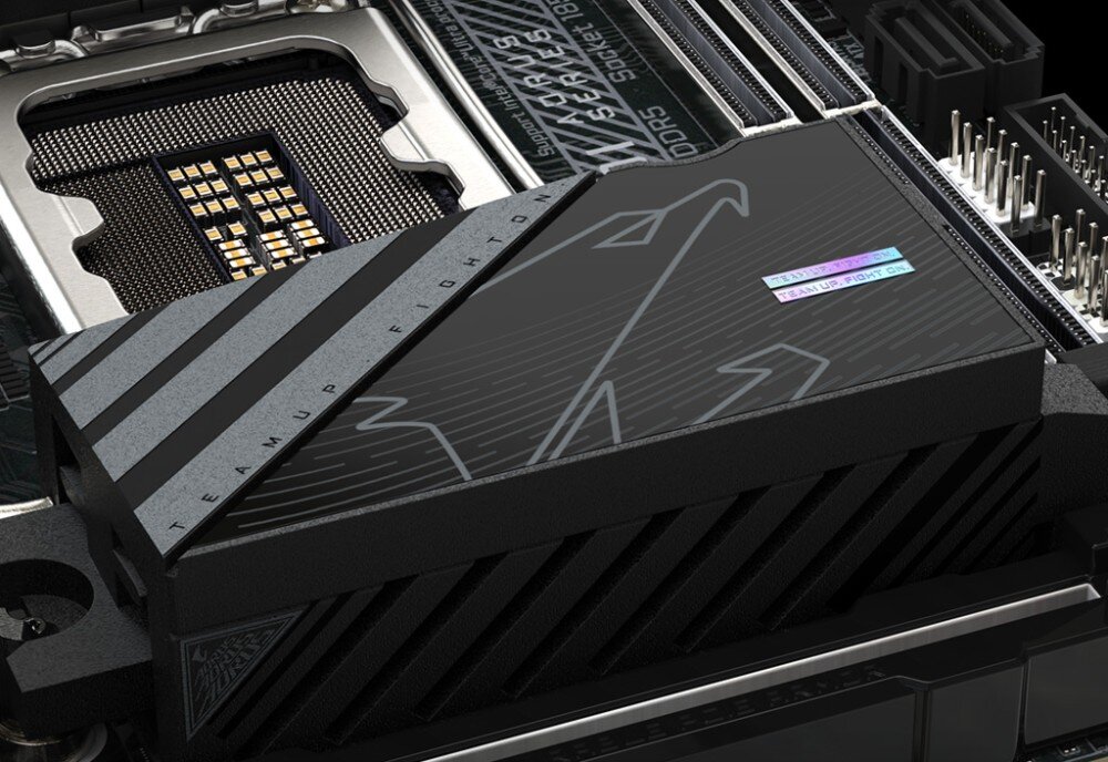 Płyta główna GIGABYTE Z890I Aorus Ultra Zbliżenie radiatora sekcji zasilania płyty głównej z czarnym wykończeniem, srebrnymi paskami i logotypem w kształcie głowy orła, chłodzenie, radiatory, termopady, osłony dysków