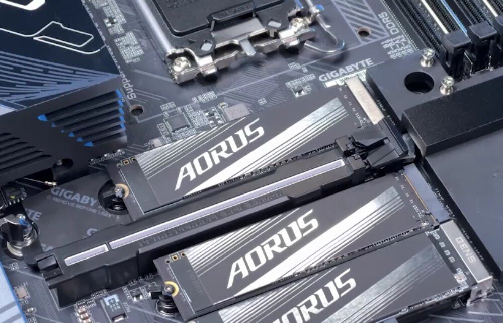 Płyta główna GIGABYTE Z890I Aorus Ultra Dwa zamontowane dyski SSD w złączach M.2 na płycie głównej, z czarnymi radiatorami z logo 'AORUS', interfejs, dyski M.2
