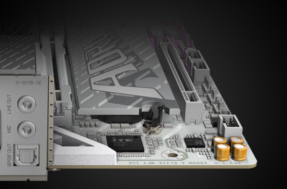 Płyta główna GIGABYTE Z890M Aorus Elite WiFi7 Ice Zbliżenie na róg jasnej płyty głównej z widocznymi złotymi kondensatorami dźwiękowymi, układami scalonymi i napisem 'AORUS' na radiatorze