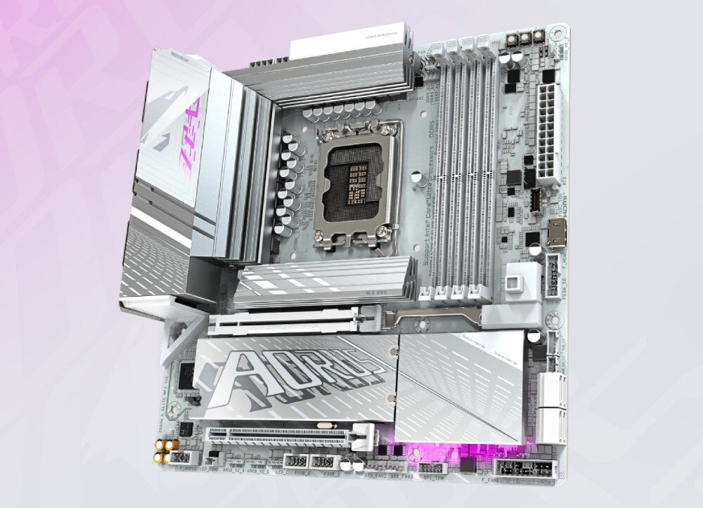 Płyta główna GIGABYTE Z890M Aorus Elite WiFi7 Ice Perspektywiczny widok na całą białą płytę główną z wyraźnie zaznaczonymi radiatorami sekcji zasilania oraz osłonami gniazd na dyski