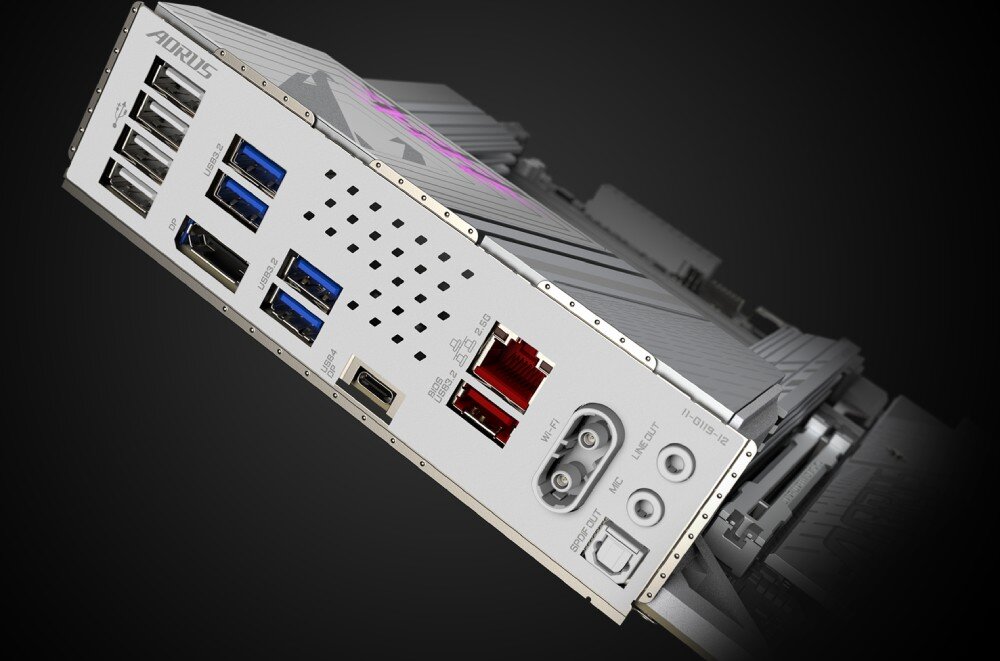 Płyta główna GIGABYTE Z890M Aorus Elite WiFi7 Ice Widok na białą maskownicę portów tylnych płyty głównej z licznymi gniazdami USB, portem sieciowym, wyjściami audio i złączami antenowymi