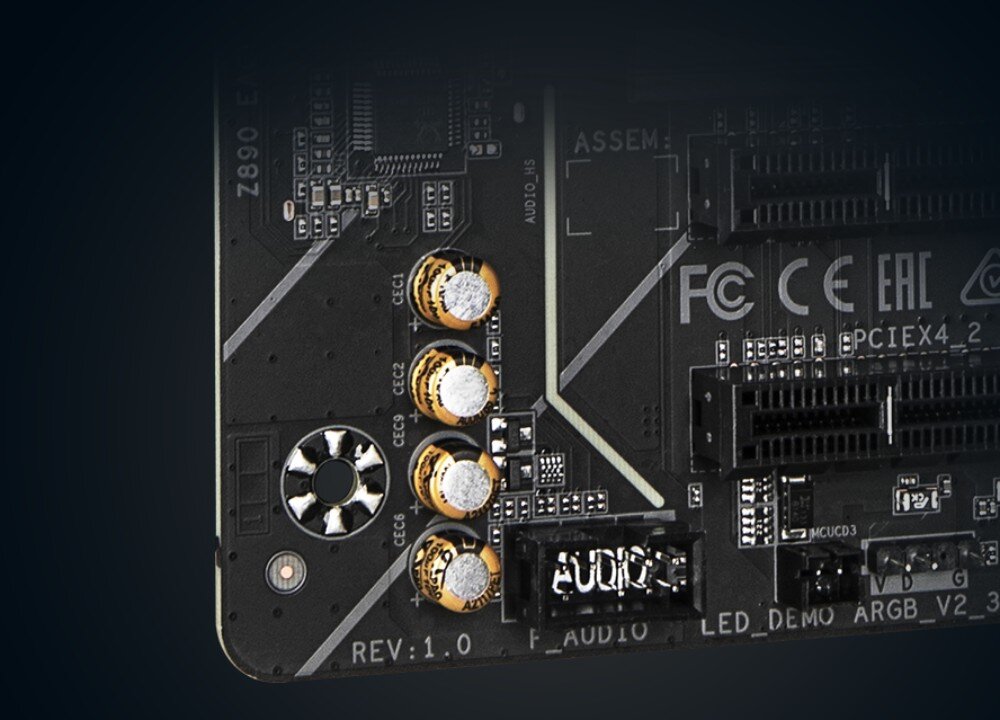 Płyta główna GIGABYTE Z890 Eagle Zbliżenie na złote kondensatory sekcji audio oraz złącze na czarnym laminacie płyty