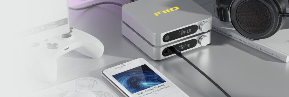 Odtwarzacz sieciowy FIIO SR11 odbiornik audio bezstratny HiFi dekoder, odtwarzacz stojący na stole pomiędzy słuchawkami, kontrolerem i smartfonem