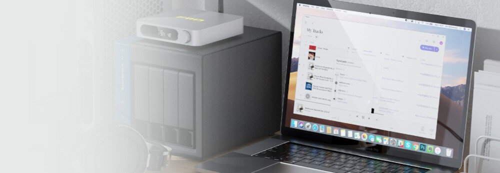 Odtwarzacz sieciowy FIIO SR11 Roon Ready integracja biblioteki muzyki streaming, odtwarzacz stojący na skrzynce obok laptopa