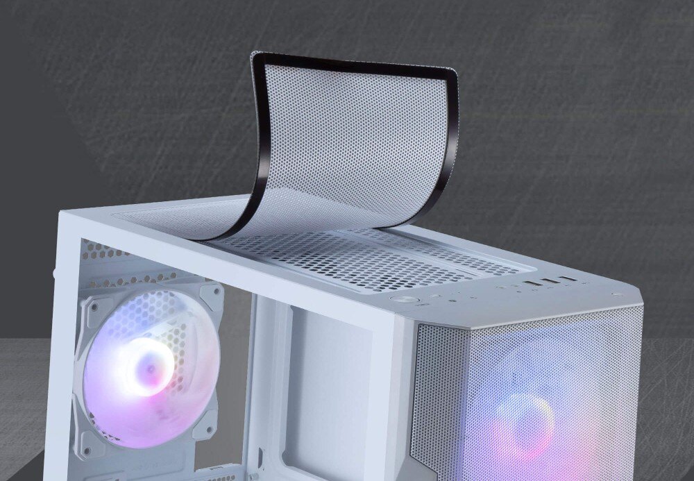 Obudowa MSI Mag Forge M100R zbliżenie na górną część obudowy z uchylonym magnetycznym filtrem przeciwpyłowym o drobnej siatce