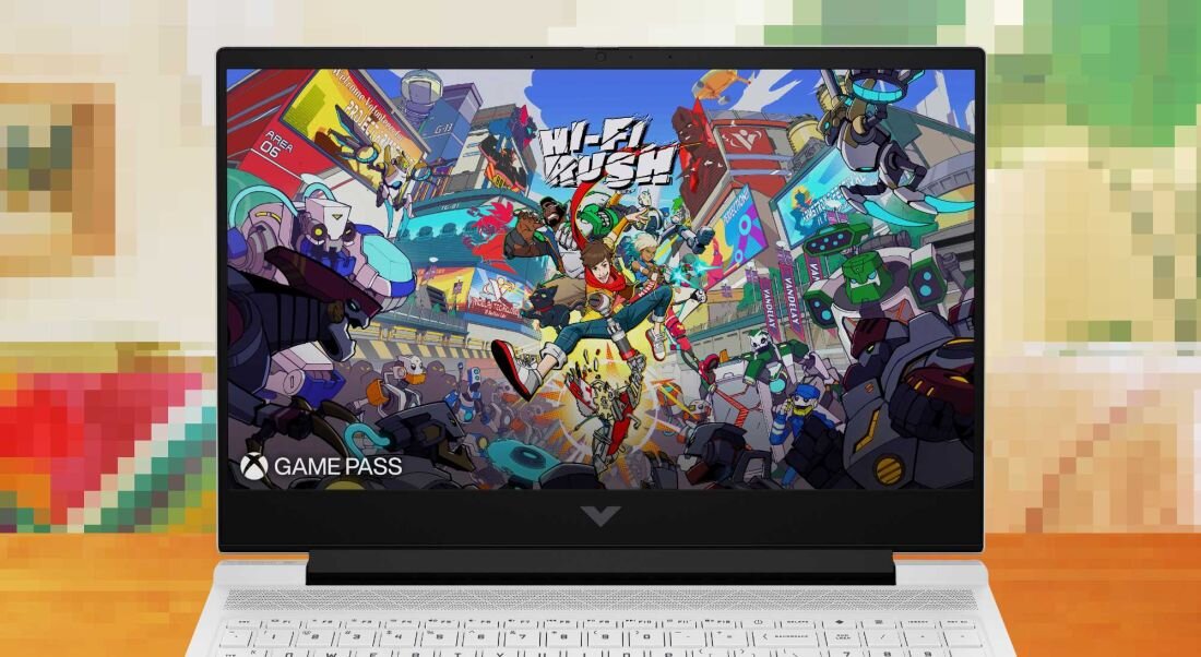 Laptop HP Victus 16 w srebrnej obudowie z ekranem prezentującym kolorową grę Hi-Fi Rush z logo Xbox Game Pass, dynamiczna scena z postaciami anime i kolorowymi efektami graficznymi na pixelowym tle, podkreślający możliwości gamingowe. - Panel antyrefleksyjny, wysoka częstotliwość odświeżania