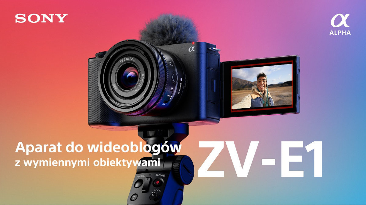 SONY ZV-E1 Aparat bezlusterkowy z obiektywem 28-60mm f/4-5.6 na kolorowym tle, na ekranie widnieje zdjęcie młodego mężczyzny
