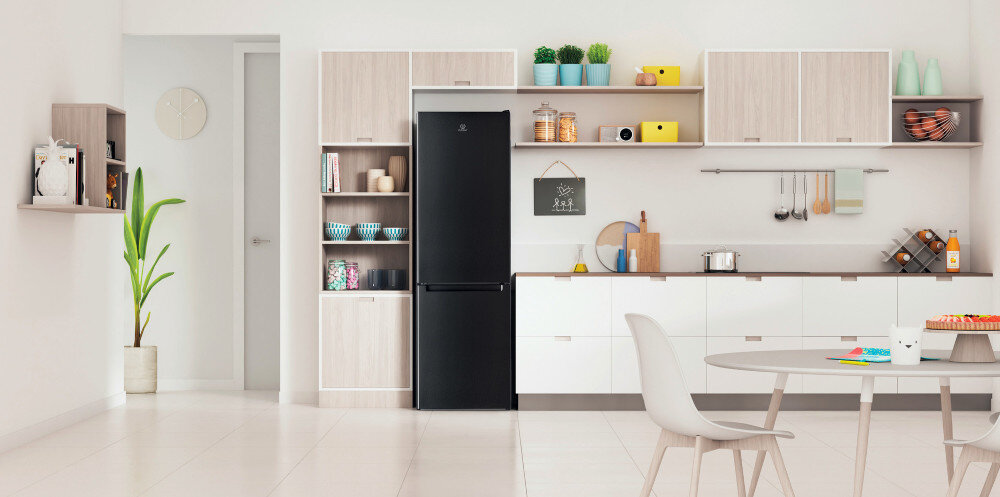 LODÓWKA INDESIT LI8 S2E K 1 lifestyle tło kuchnia wnętrze pojemność szuflady pojemnik na warzywa owoce balkoniki na drzwiach organizacja wygoda przechowywania pojemność komory mrożenia chłodzenia szklane półki przezroczyste wytrzymałe trwałe estyczne łatwe czyszczenie szkło hartowane szuflada świeżości owoce warzywa świeżość na długo komora przezroczysta widoczne wnętrze