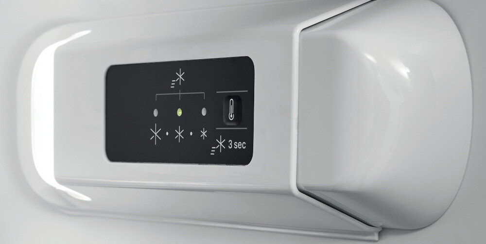 LODÓWKA INDESIT LI8 S2E K 1 panel sterowania wewnętrzny ustawienia funkcje przyciski regulacja temperatury proste ekonomiczne rozwiązanie