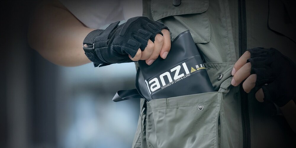 Lampa LED Ulanzi UA20 włożona do kieszeni