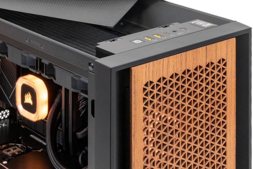 Komputer XQUANTUM Creator GeForce RTX Studio RS-I5-4060TIWHV2 i5-14400F 32GB RAM 1TB SSD GeForce RTX4060Ti DLSS 3 Wi-Fi Windows 11 Home obudowa wygląd wentylacja podświetlenie porty