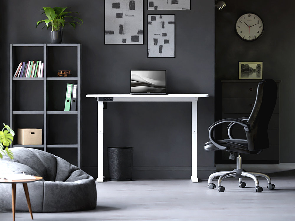 Biurko LVN SYSTEM Control Series 120 Biały stylowy design prezentacja biurka w pokoju w ciemnym wnętrzu proszkowa technika malowania stelaż odporny na rysy i przetarcia
